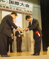 ダイヤモンド褒賞で表彰される笠原さん